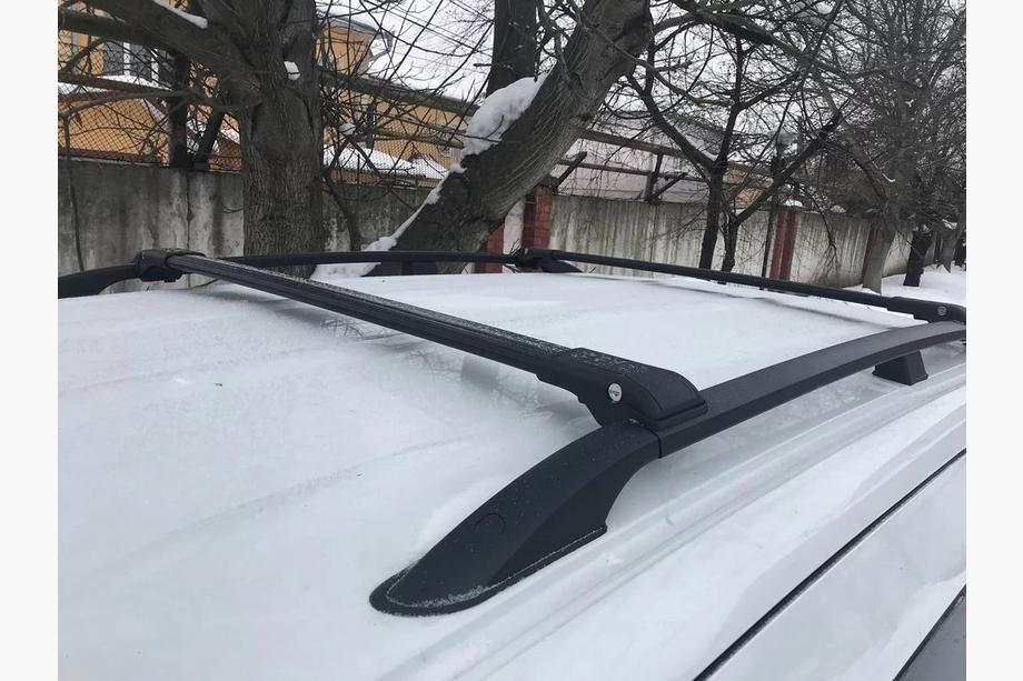 Kia Carnival 2021– Střešní nosič (příčníky) na klasické podélníky s uzamykáním WingBar V1 (2 ks) do 110 cm, černé Fotografie 4