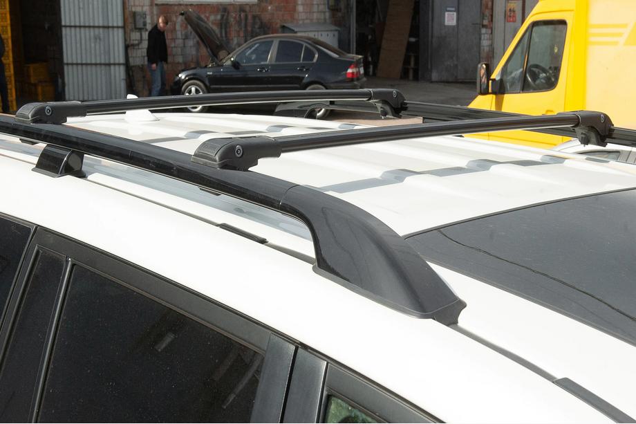 Kia Carnival 2021– Střešní nosič (příčníky) na klasické podélníky s uzamykáním WingBar V1 (2 ks) do 110 cm, černé Fotografie 5