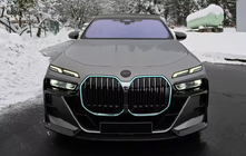 BMW řada 7 G70/G71 2022– Přední emblém MNSR (karbon) fotografie 2