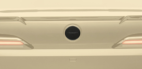 BMW řada 7 G70/G71 2022– Zadní emblém MNSR (karbon) fotografie 1