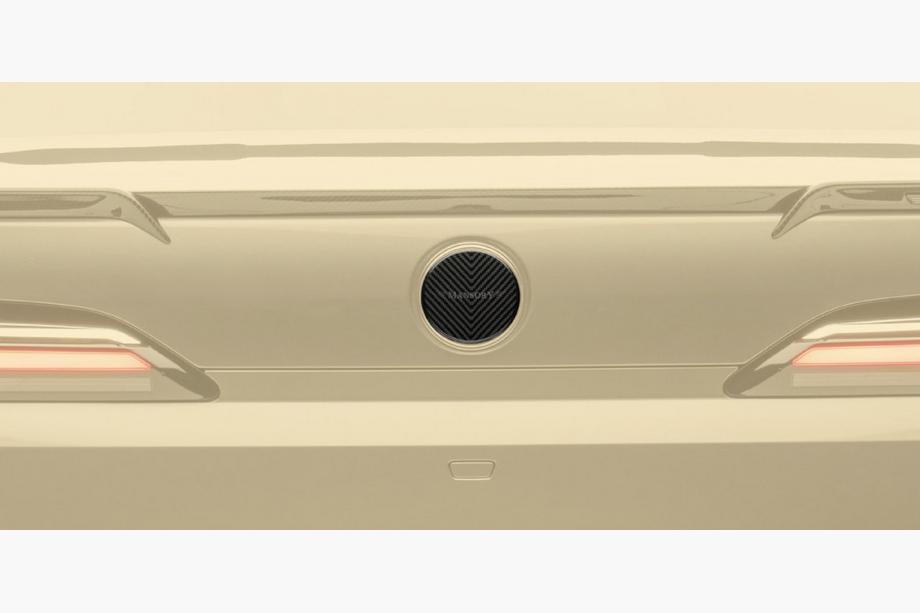 BMW řada 7 G70/G71 2022– Zadní emblém MNSR (karbon) Image