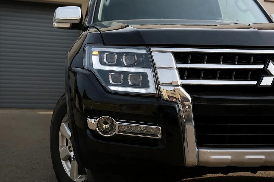 Mitsubishi Pajero Wagon IV 2006–2021 Přední světlomety LXR Fotografie 2