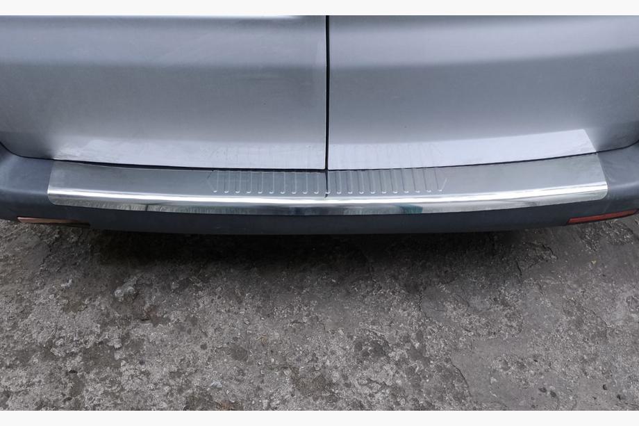 Volkswagen T5 Caravelle 2004–2010 Ochranná lišta na zadní nárazník s ohybem (Carmos V1, ocel) Fotografie 4