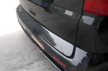 Volkswagen T5 Caravelle 2004–2010 Plastový kryt víka kufru (k lakování) fotografie 1