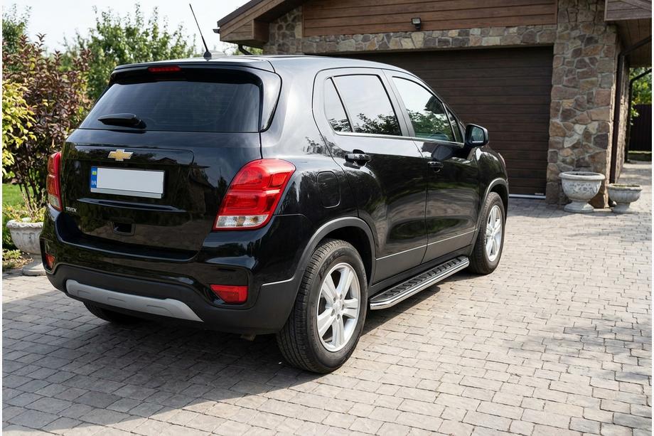 Chevrolet Trax 2012–2023 Boční prahy Maydos V1 (2 ks, hliník ↗ nerez) Image