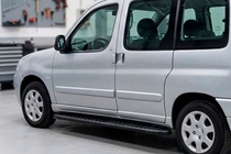 Peugeot Partner 1996–2008 Boční prahy Bosphorus Black (2 ks, hliník) fotografie 1