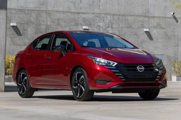 Nissan Versa: Modernizovaný cenově dostupný sedan