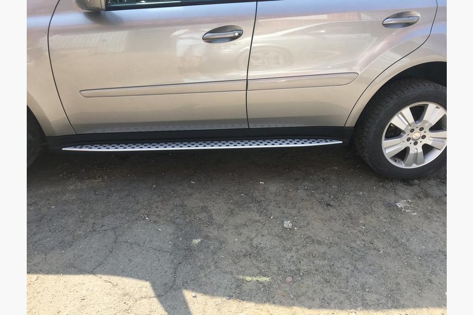 Mercedes ML W164 2005–2011 OEM boční prahy (2 ks, hliník) Fotografie 3