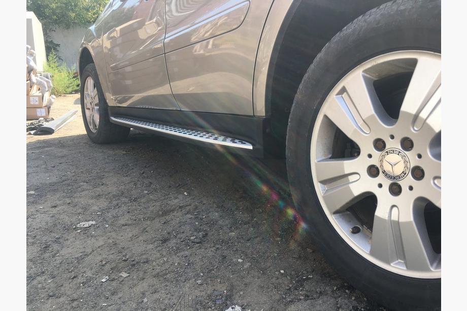 Mercedes ML W164 2005–2011 OEM boční prahy (2 ks, hliník) Fotografie 5