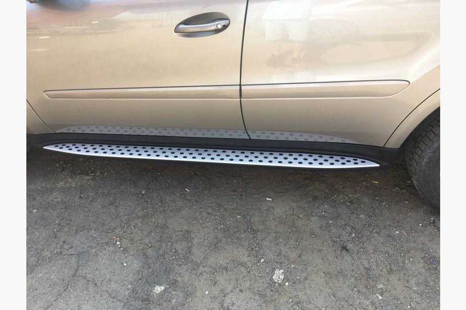 Mercedes ML W164 2005–2011 OEM boční prahy (2 ks, hliník) Fotografie 7