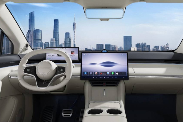 Recenze Luxeed R7: inovativní elektrický crossover od Huawei a Chery Fotografie 5