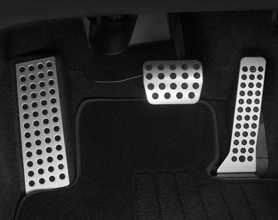 K čemu slouží nášlapy na pedály automobilu?