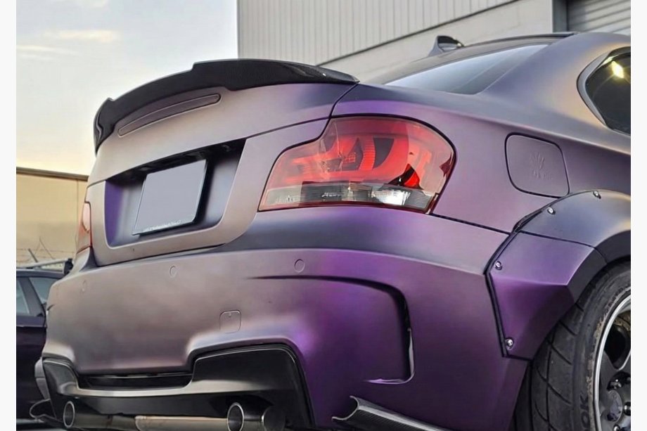 BMW řada 1 E81/E82/E87/E88 2004–2011 Spoiler ve stylu M4 (pro E82, černý lesk) Image