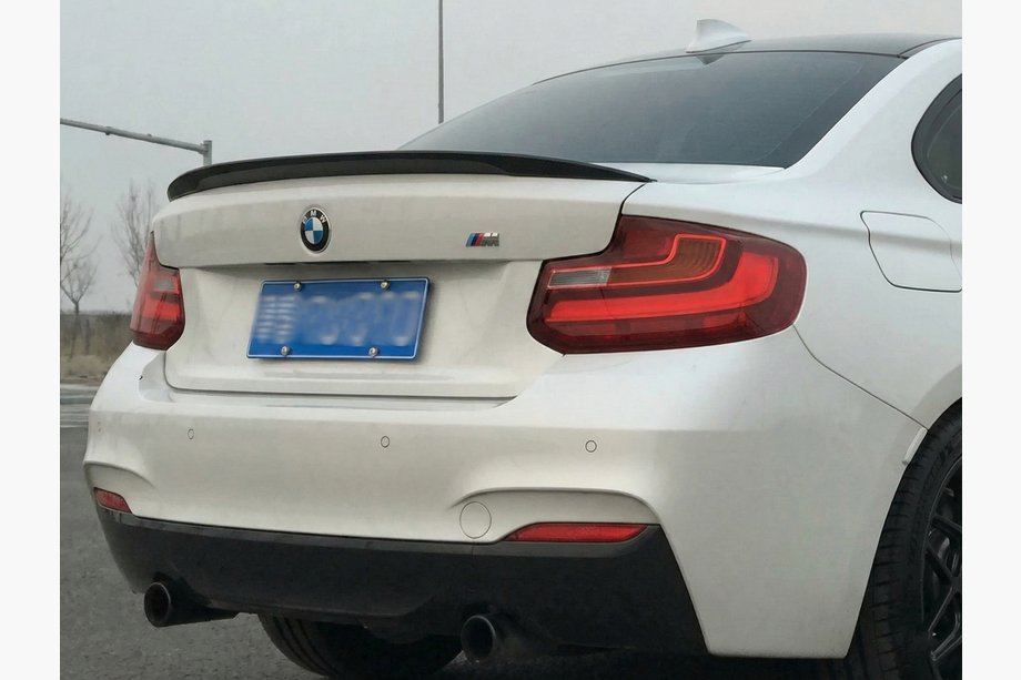 BMW řady 2 F22/F23 2014–2021 Spoiler P-Style (pro F22, lesklá černá) Image