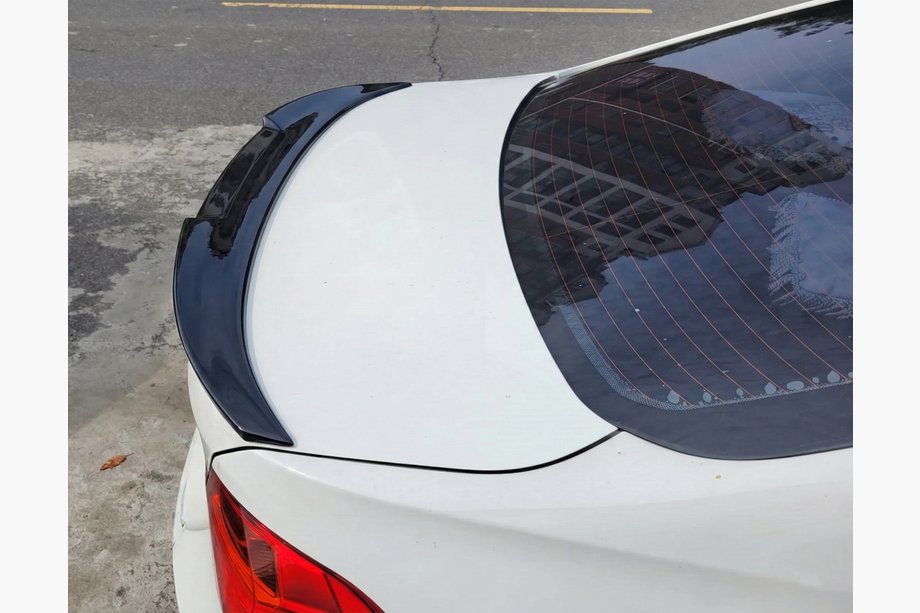 BMW řada 3 F30/F31 2012–2019 Spoiler ve stylu M4 (pro F30/F80, černý lesk) Fotografie 1