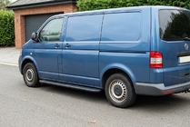 Volkswagen T5 Caravelle 2004–2010 Boční prahy Bosphorus Black (2 ks, hliník) Krátký rozvor fotografie 1