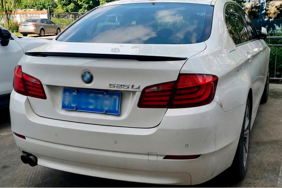 BMW řada 5 F10/F11 2010–2016 Spoiler P-Style (pro F10, černý lesk) Image