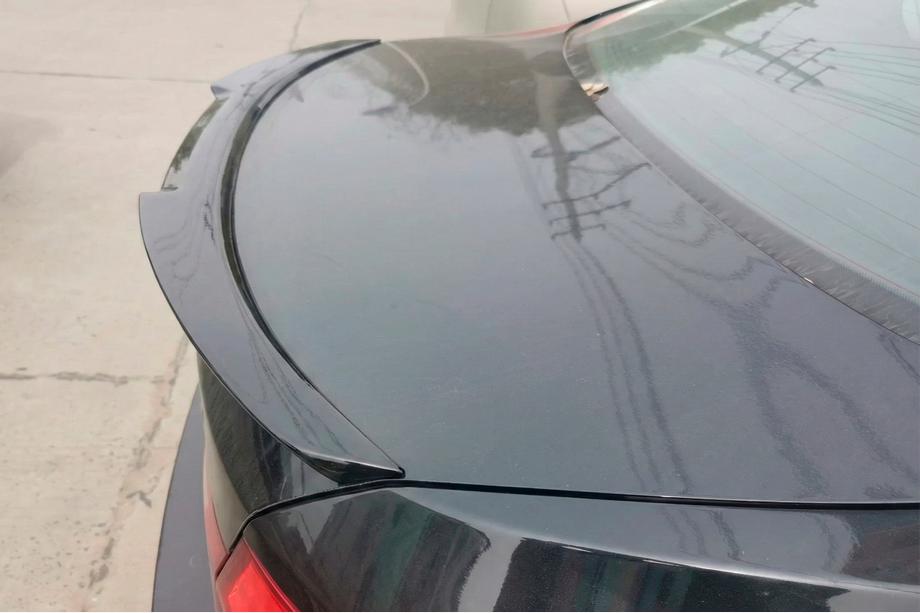 BMW řada 5 F10/F11 2010–2016 Spoiler ve stylu M4 (pro F10, černý lesk) Image