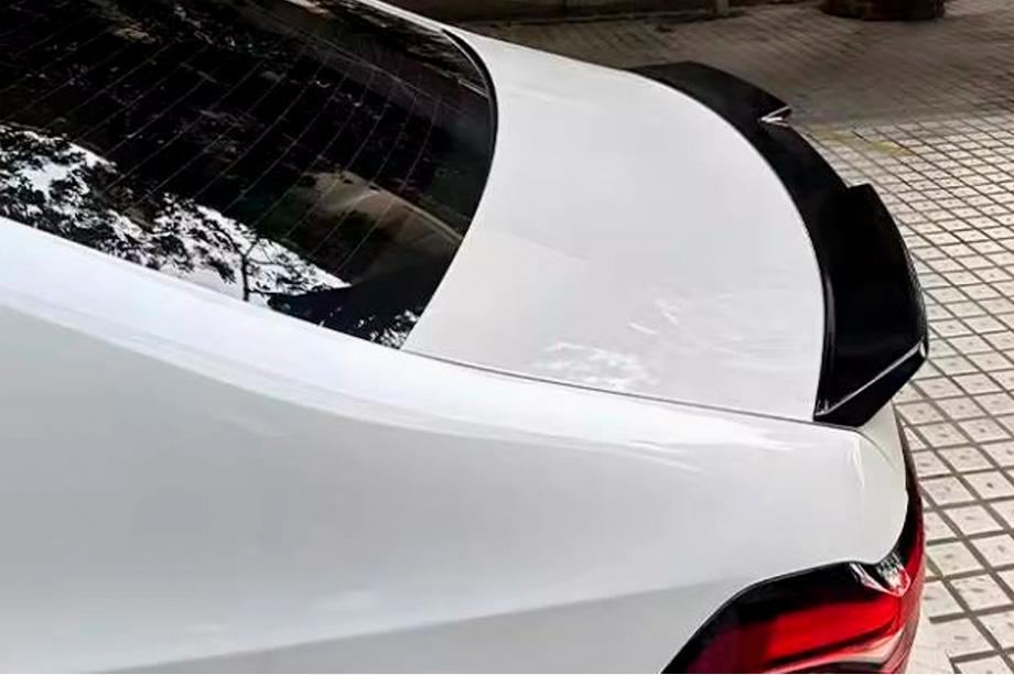BMW řada 5/i5 G60/G60E/G61 2023– Spoiler ve stylu M4 (černý lesk) Image
