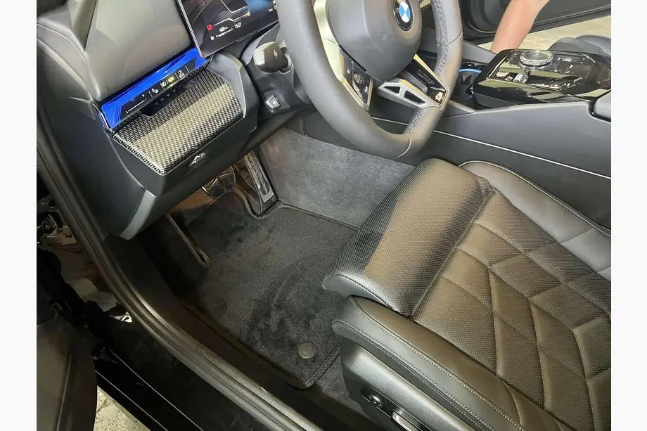 BMW řada 5/i5 G60/G60E/G61 2023– Textilní koberečky Premium (pro G60/61, černé) Image