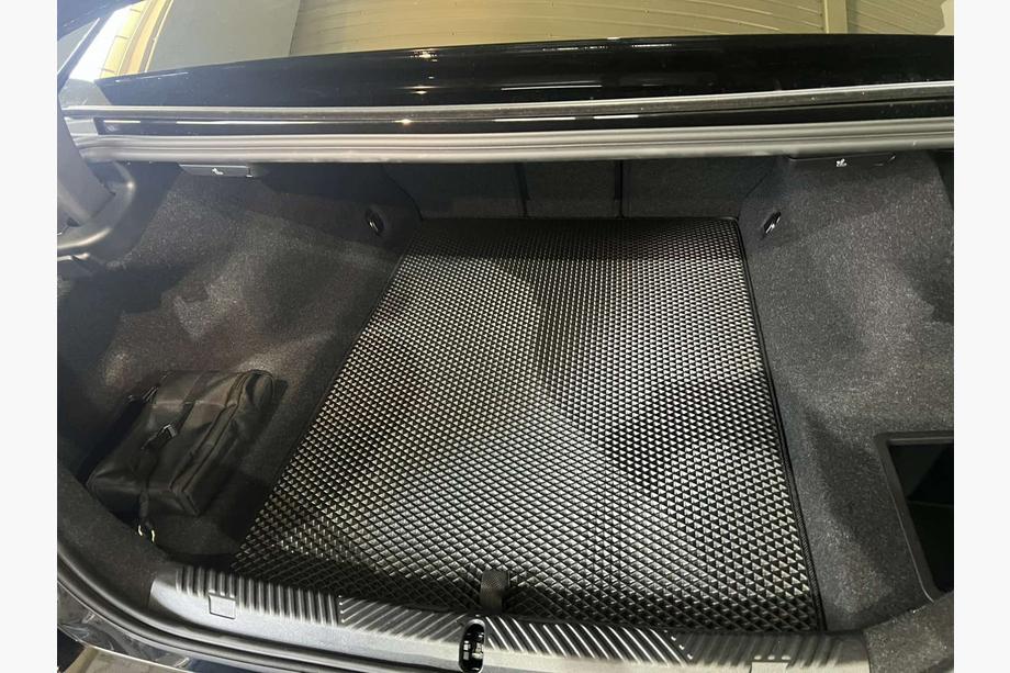 BMW řada 5/i5 G60/G60E/G61 2023– EVA koberec do kufru (pro G60, černý) Image
