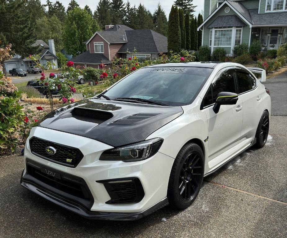 Karbonová kapota: efektní tuning, nebo skutečný přínos?