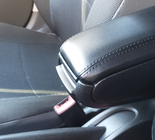 Seat Ibiza 2010–2017 Loketní opěrka do držáku nápojů fotografie 1