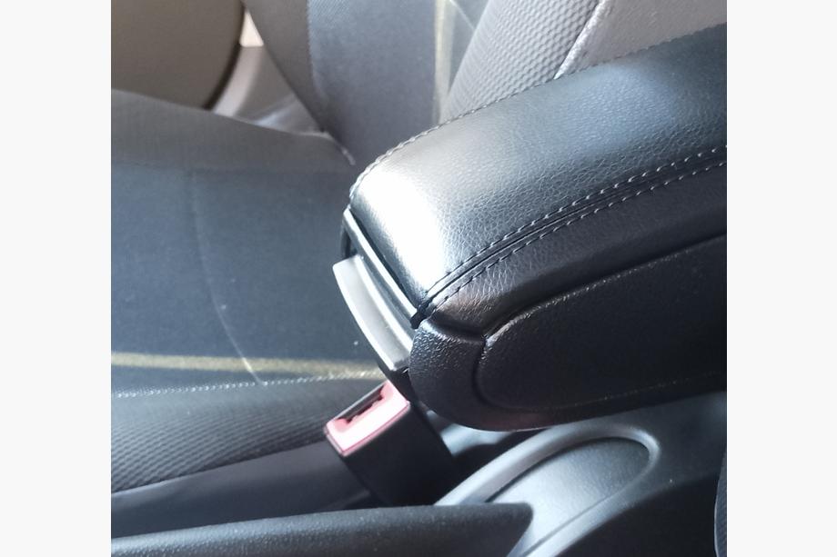 Seat Ibiza 2010–2017 Loketní opěrka do držáku nápojů Image