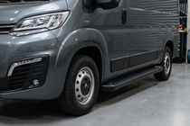 Fiat Ducato 2006–2025 Boční prahy Allmond Black (2 ks, hliník) fotografie 1