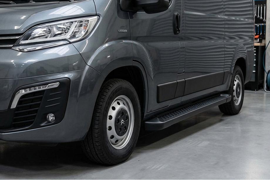 Fiat Ducato 2006–2025 Boční prahy Allmond Black (2 ks, hliník) Image