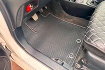 Toyota Yaris 2010–2020 Gumové autokoberce Carsuit (černé) – pro spalovací motor fotografie 1