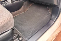Toyota Yaris 2010–2020 Gumové autokoberce Carsuit (černé) – pro spalovací motor fotografie 2