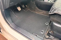 Toyota Yaris 2010–2020 Gumové autokoberce Carsuit (černé) – pro spalovací motor fotografie 4