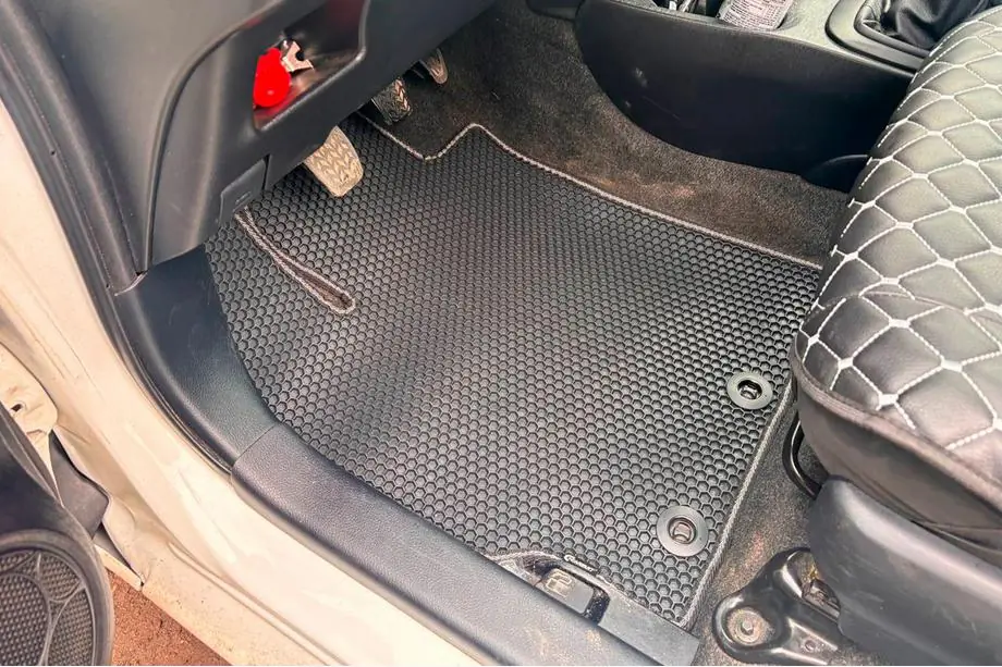 Toyota Yaris 2010–2020 Gumové autokoberce Carsuit (černé) – pro spalovací motor Image