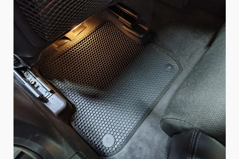 Audi A4 B6 2000–2004 Gumové autokoberce Carsuit (černé) Image