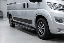 Peugeot Boxer 2006–2025 Boční prahy Bosphorus Black (2 ks, hliník) fotografie 1