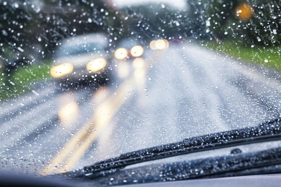 Proč je nebezpečné řídit během silného deště?