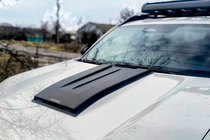 Renault Duster 2024– Kryt kapoty SCOOP (lesklý) fotografie 12