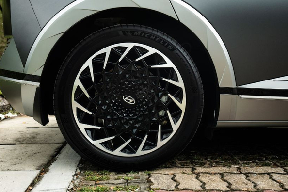 Ovlivňuje velikost kol zapal dojezdu elektromobilu?
