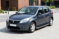 Renault Sandero 2007–2013 Boční prahy Maydos V1 (2 ks, hliník ↗ nerez) fotografie 1