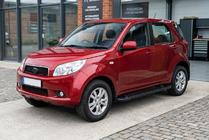 Daihatsu Terios 2006–2017 Boční nášlapy RedLine Black (2 ks, hliník) fotografie 1