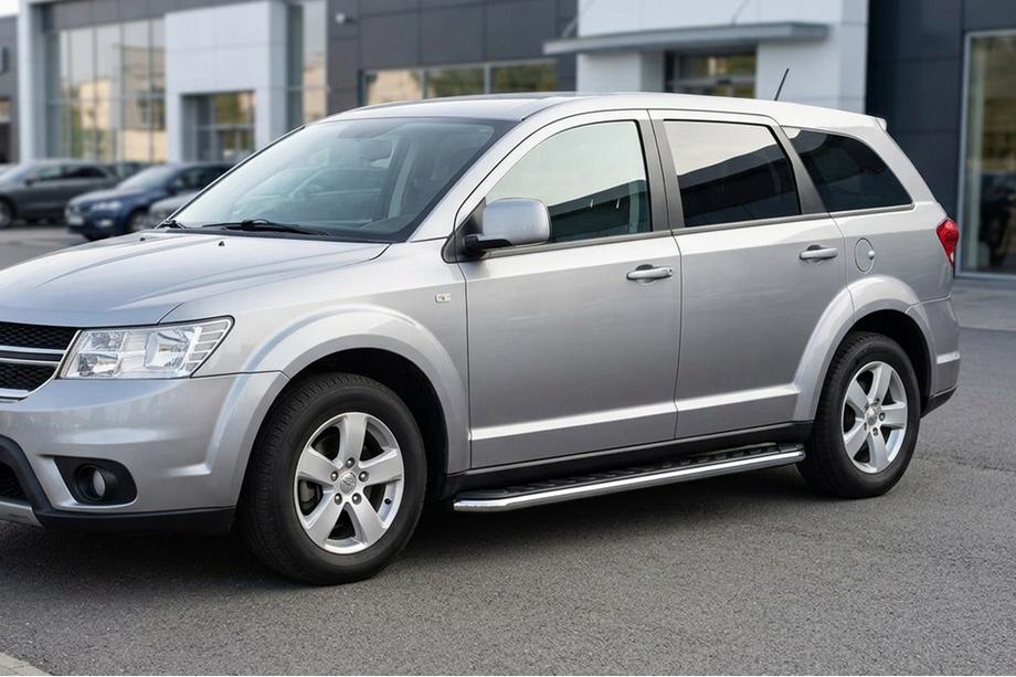 Fiat Freemont 2011–2016 Boční prahy Maydos V1 (2 ks, hliník ↗ nerez) Image