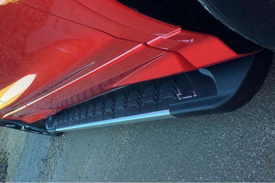 Ford Kuga/Escape 2013–2019 Boční prahy RedLine V1 (2 ks, hliník) S černými lištami na dveřích Fotografie 4