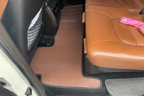 Toyota Land Cruiser 200 2007–2021 Gumové autokoberce Carsuit (2007-2012, hnědé) fotografie 3