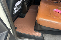 Toyota Land Cruiser 200 2007–2021 Gumové autokoberce Carsuit (2007-2012, hnědé) fotografie 7