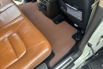 Toyota Land Cruiser 200 2007–2021 Gumové autokoberce Carsuit (2007-2012, hnědé) fotografie 8