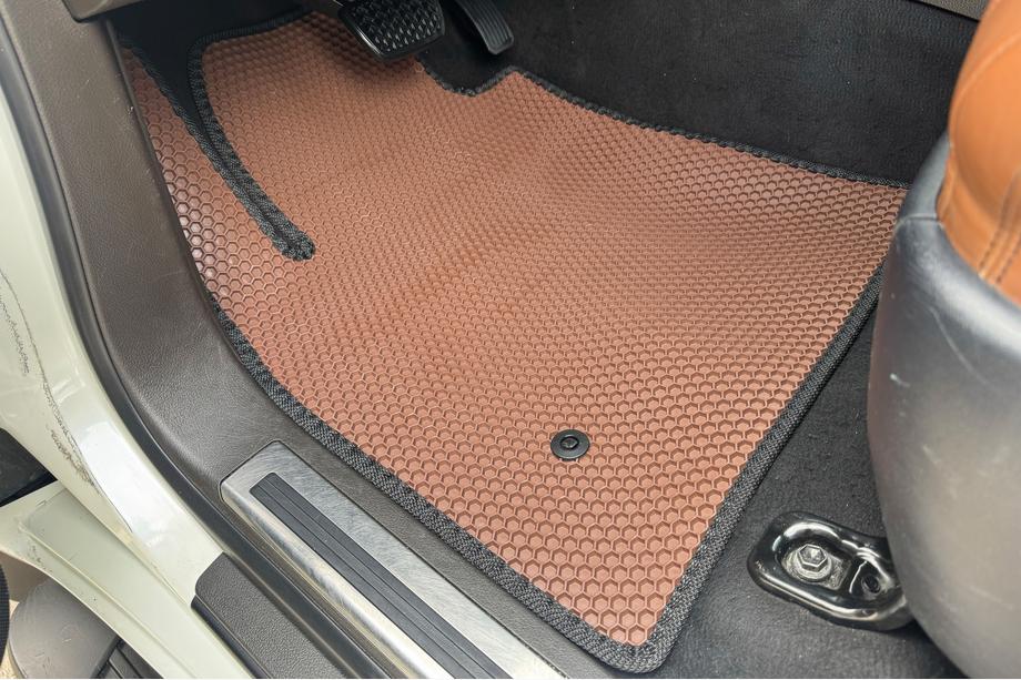 Toyota Land Cruiser 200 2007–2021 Gumové autokoberce Carsuit (2007-2012, hnědé) Image