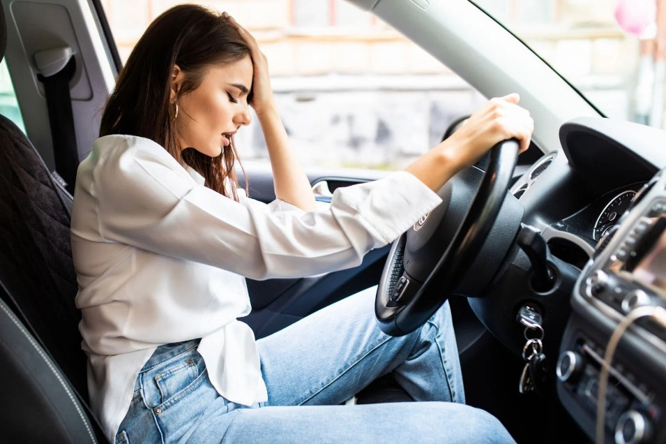 Co dělat, když auto při jízdě píská?