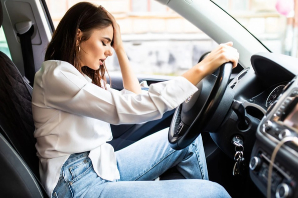 Co dělat, když auto při jízdě píská?