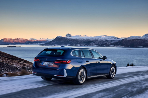 BMW 5 Series Touring (G61) 2024: Recenze kombi